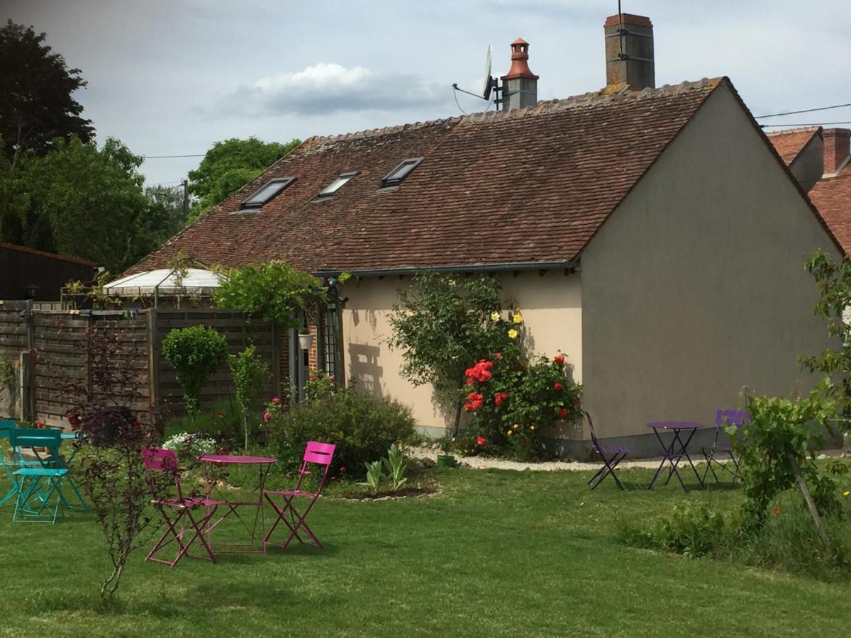 Chantilly ,Petit Dejeuner Et Table D'Hotes Possible Noyers  Екстериор снимка