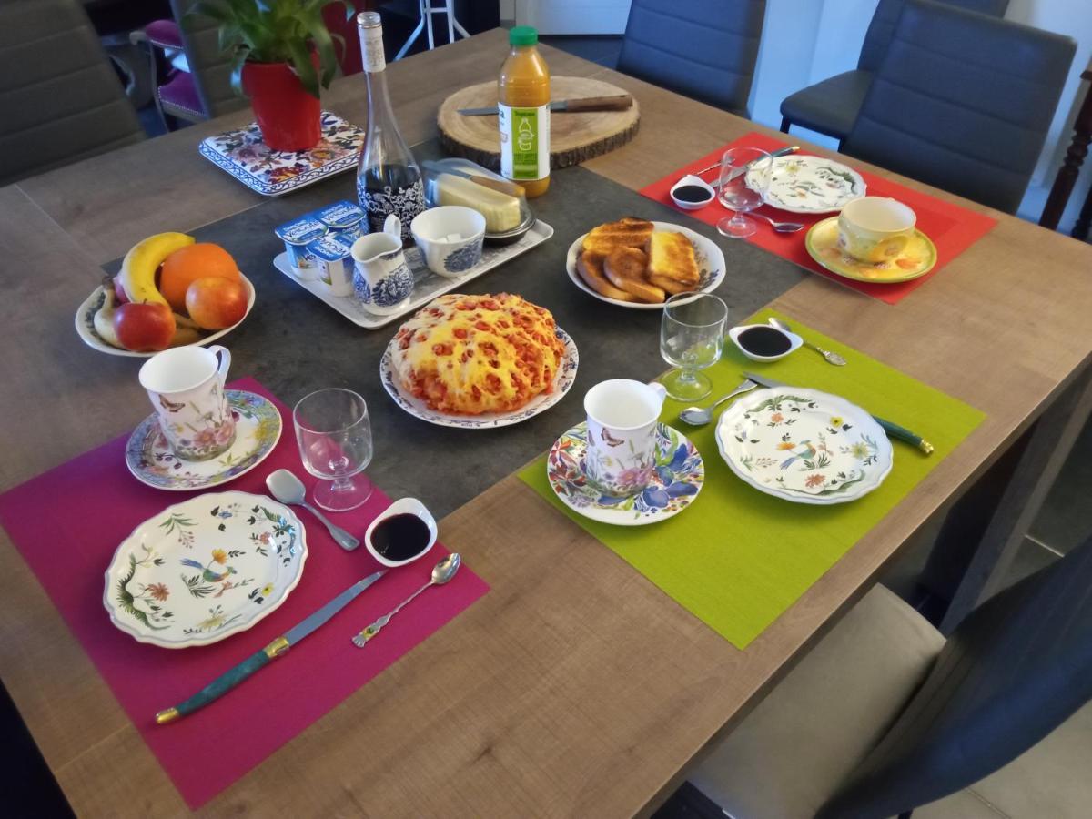 Chantilly ,Petit Dejeuner Et Table D'Hotes Possible Noyers  Екстериор снимка