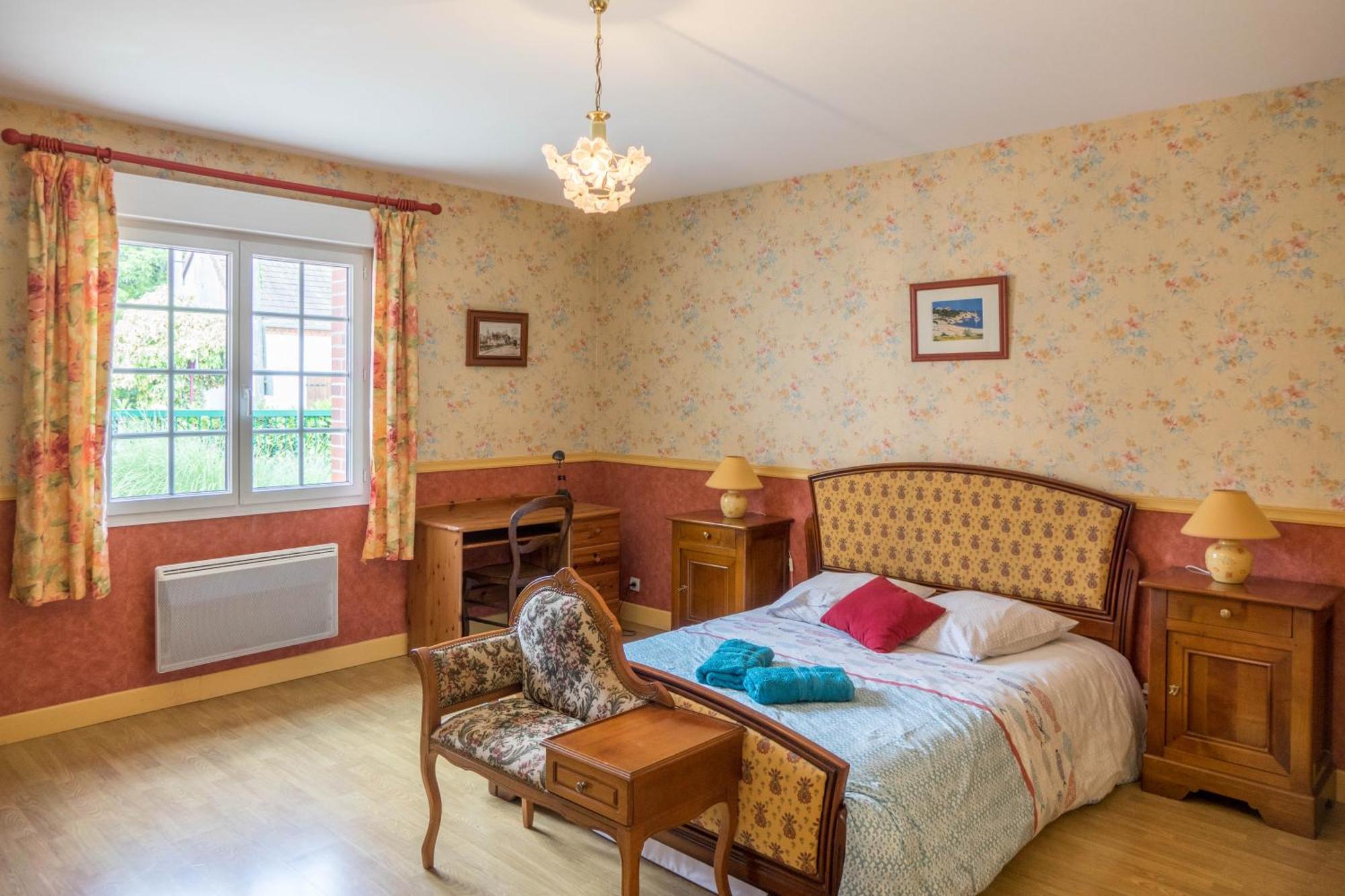 Chantilly ,Petit Dejeuner Et Table D'Hotes Possible Noyers  Екстериор снимка