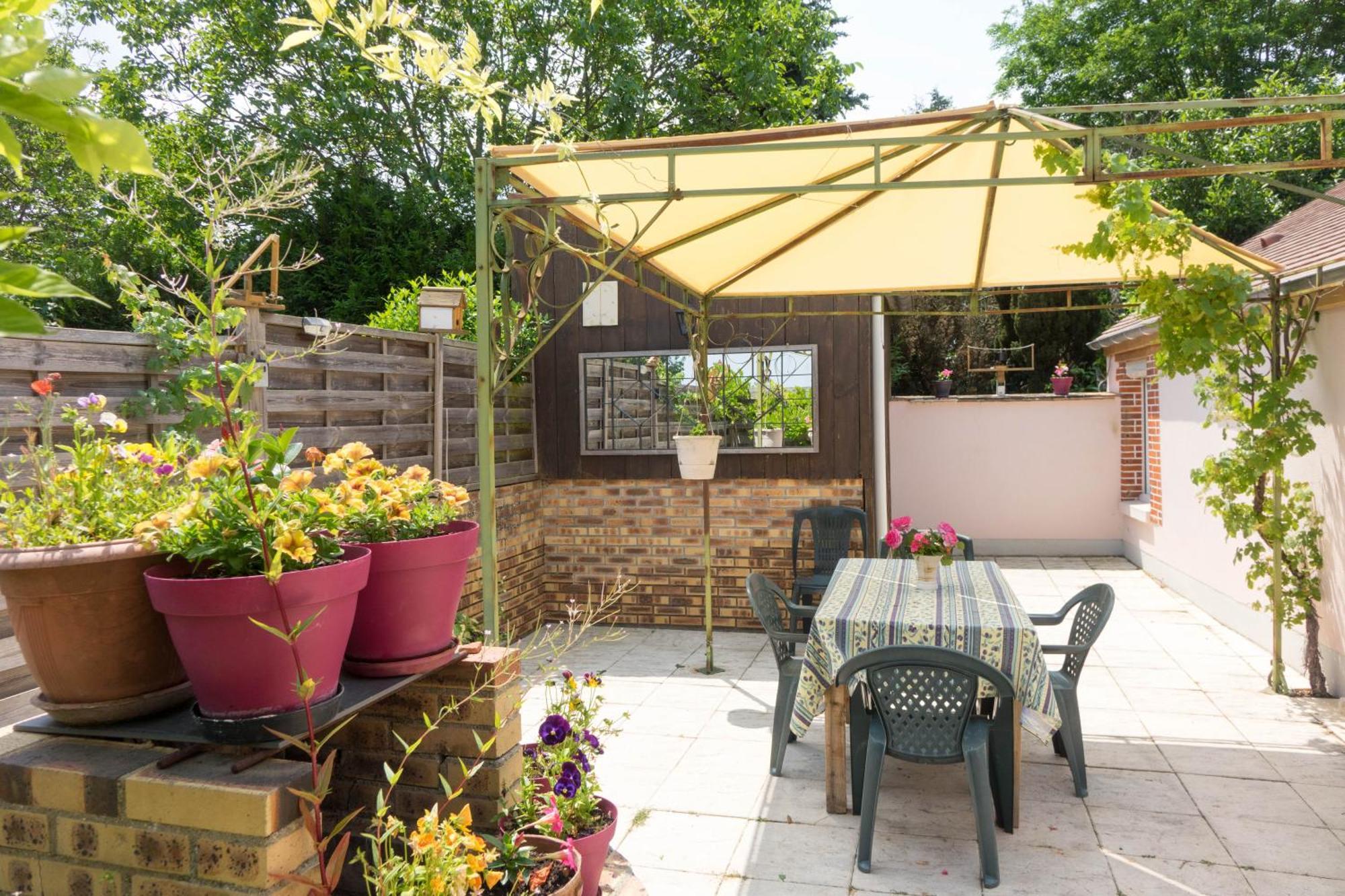 Chantilly ,Petit Dejeuner Et Table D'Hotes Possible Noyers  Екстериор снимка
