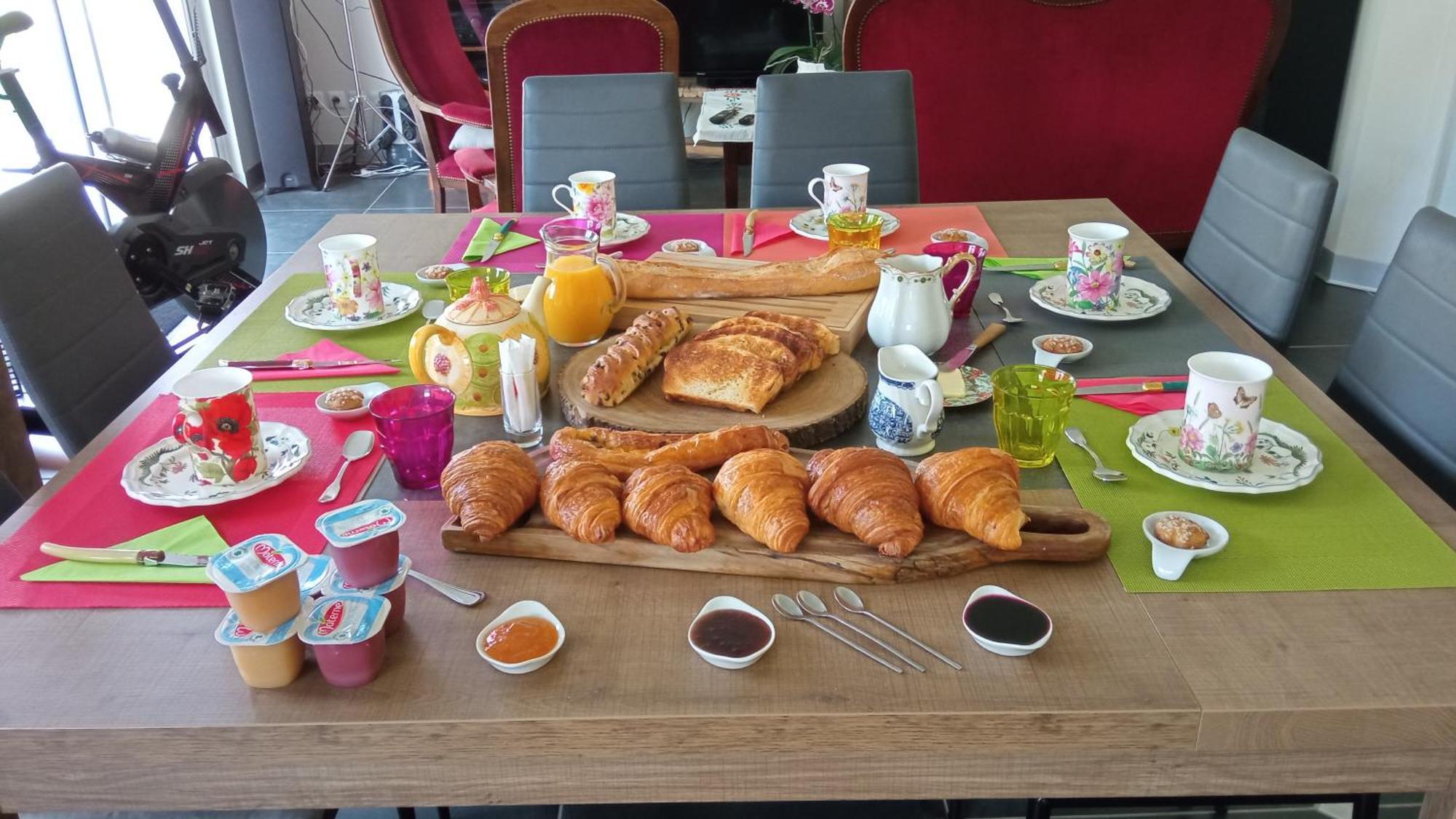 Chantilly ,Petit Dejeuner Et Table D'Hotes Possible Noyers  Екстериор снимка