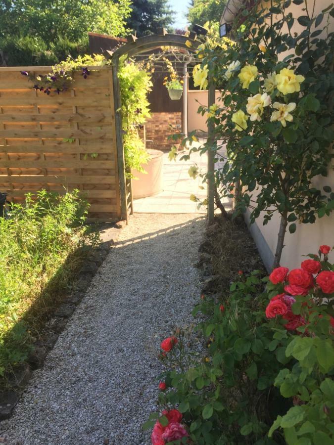 Chantilly ,Petit Dejeuner Et Table D'Hotes Possible Noyers  Екстериор снимка