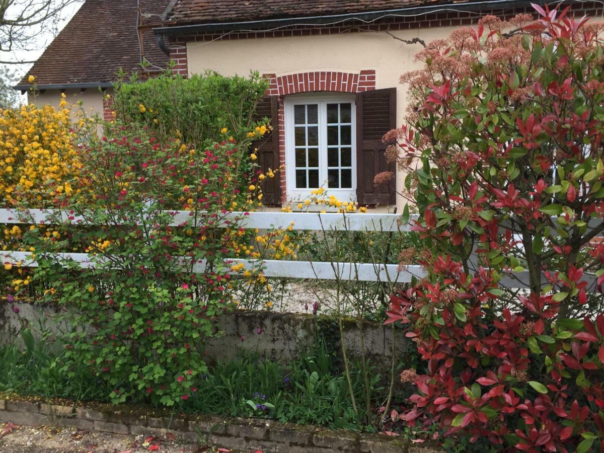Chantilly ,Petit Dejeuner Et Table D'Hotes Possible Noyers  Екстериор снимка
