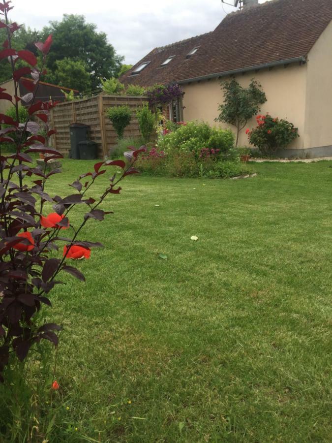 Chantilly ,Petit Dejeuner Et Table D'Hotes Possible Noyers  Екстериор снимка